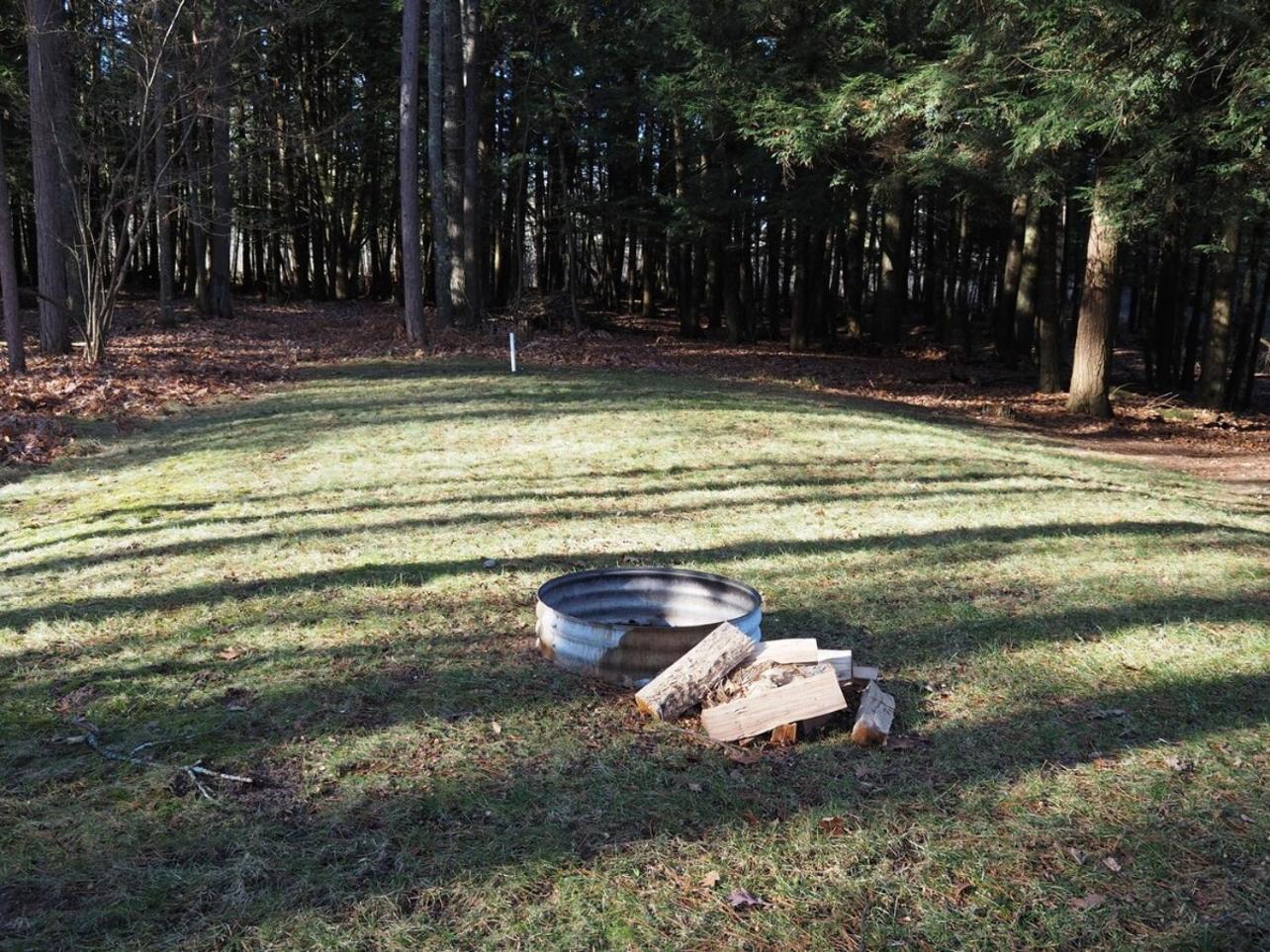 The Green Lake Getaway - Shared Lake Access! Interlochen المظهر الخارجي الصورة