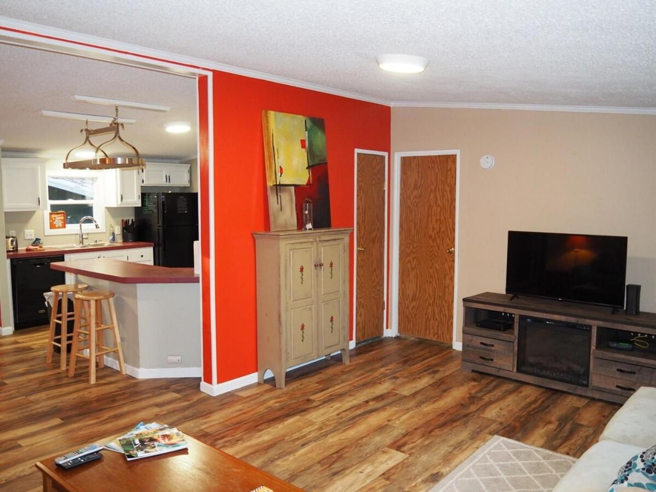 The Green Lake Getaway - Shared Lake Access! Interlochen المظهر الخارجي الصورة