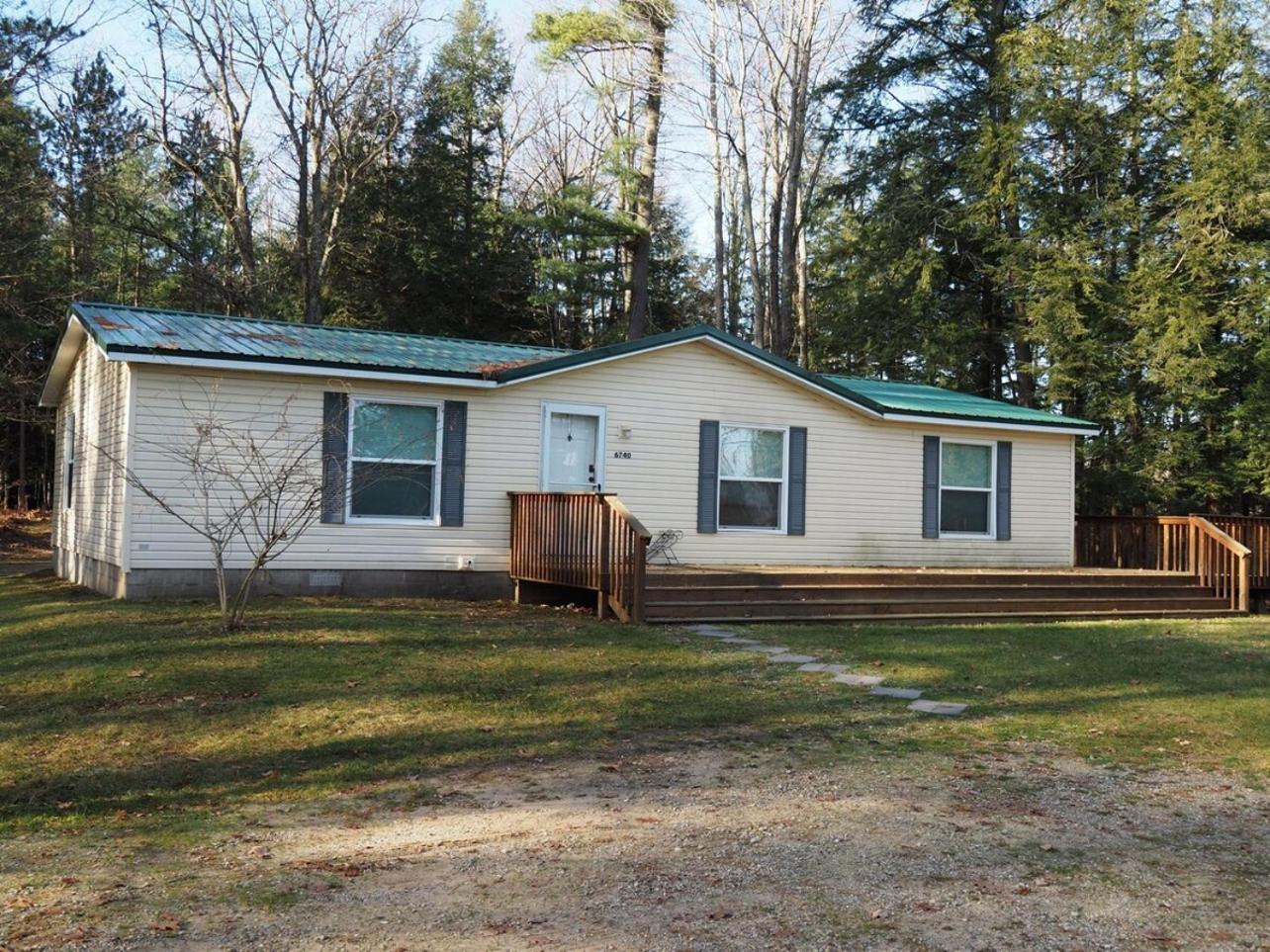 The Green Lake Getaway - Shared Lake Access! Interlochen المظهر الخارجي الصورة