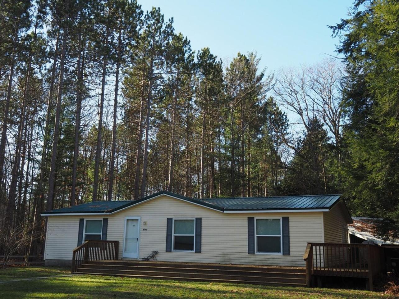 The Green Lake Getaway - Shared Lake Access! Interlochen المظهر الخارجي الصورة