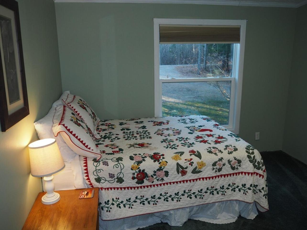 The Green Lake Getaway - Shared Lake Access! Interlochen المظهر الخارجي الصورة